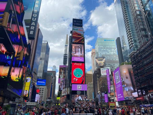 10일(현지시간) 오후 4시 미국 뉴욕 타임스스퀘어 옥외전광판에 삼성전자와 BTS가 협업해 만든 갤럭시Z플립4 홍보 영상이 재생되고 있다. 뉴욕=이서희 특파원