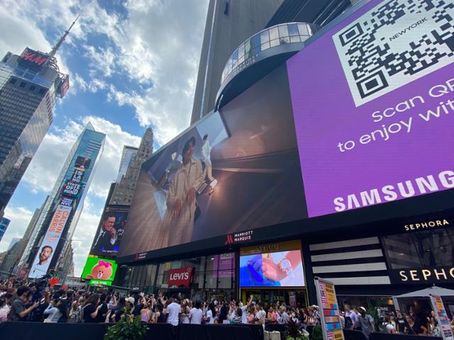 10일(현지시간) 오후 4시 미국 뉴욕 타임스스퀘어 옥외전광판으로 삼성전자와 BTS가 협업해 만든 갤럭시Z플립4 홍보 영상이 재생되고 있다. 뉴욕=이서희 특파원