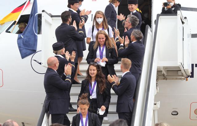 '유로 2022'에서 준우승을 한 독일 여자 축구대표팀이 지난 1일 독일 프랑크푸르트 국제공항에 도착한 뒤 박수를 받으며 비행기에서 내리고 있다. 프랑크푸르트=AFP 연합뉴스