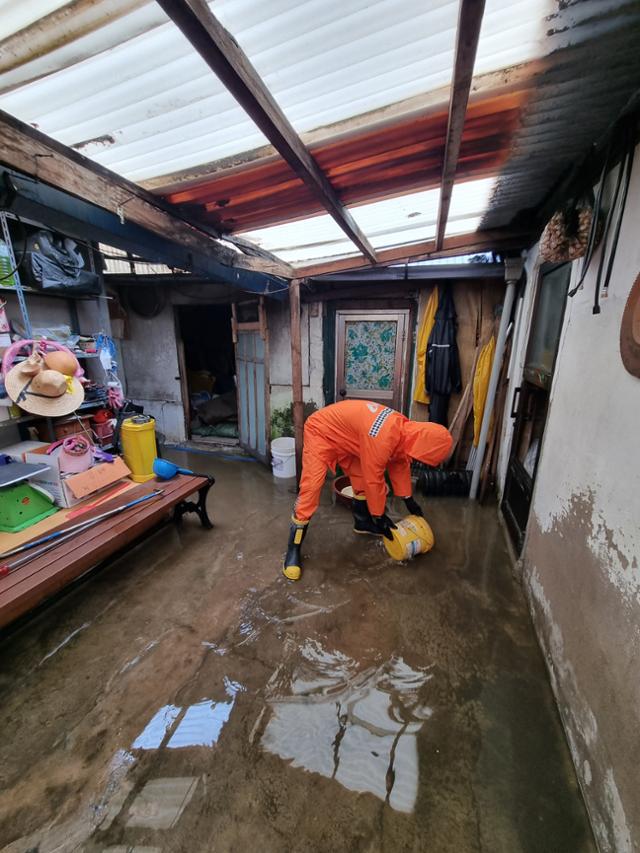 전북지역에 폭우가 쏟아진 11일 오전 전북 군산시 조촌동 침수된 주택에서 소방당국이 배수작업을 하고 있다. 전북소방본부 제공