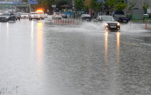 전북 군산시 전역에 집중호우가 쏟아진 11일 군산시 수송동 남북로 사거리가 빗물에 잠겨 있다. 뉴시스
