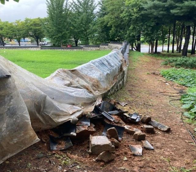 보물로 지정된 경기 안성 객사 정청이 폭우로 담장 일부가 무너졌다. 문화재청 제공