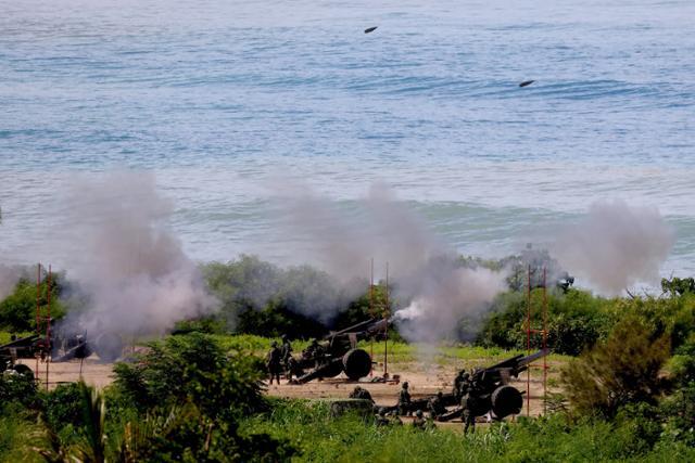 대만군이 11일 남부 핑둥현에서 연례 군사 훈련을 벌이며 155㎜ 곡사포를 발사하고 있다. 로이터 연합뉴스