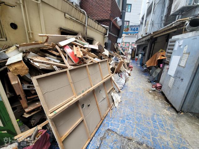 11일 오전 폭우 피해가 발생한 서울 동작구 남성사계시장 한 켠에 각종 쓰레기와 집기들이 쌓여 있다. 김재현 기자