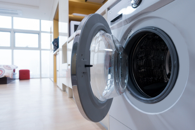 세탁을 완료한 옷에 거뭇한 이물질이나 찌꺼기가 묻어 나온다면 세탁기를 반드시 청소해야 한다./사진=클립아트코리아