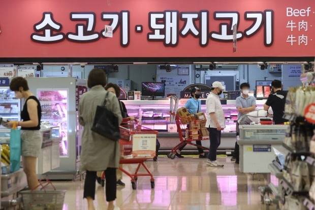 고물가가 지속 중인 11일 서울의 한 대형마트에서 이용객이 육류 등을 살펴보고 있다. /연합뉴스