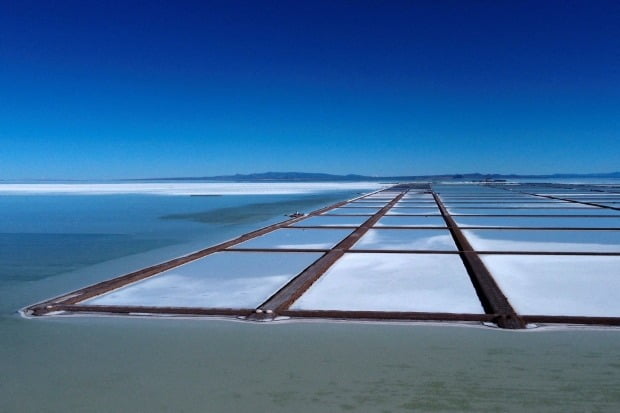 볼리비아 우유니 외곽에 있는 리튬 평원. 사진=REUTERS