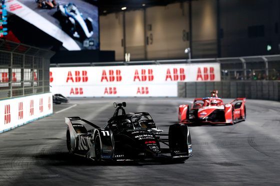 Lucas Di Grassi from ROKiT Venturi Racing leads Jake Dennis of Avalanche Andretti during the London E-Prix in London on July 31. [FIA]