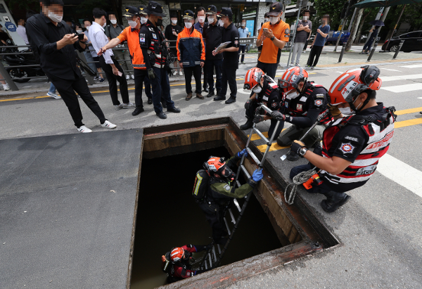 119 특수구조대원들이 11일 서울 강남구 서울지하철 강남역 인근에서 맨홀에 빠진 실종자를 찾는 수색 작업을 진행하고 있다. 지난 8일 밤 맨홀에 빠져 실종된 남매 중 한 명은 이날 숨진 채 발견됐다. 연합뉴스