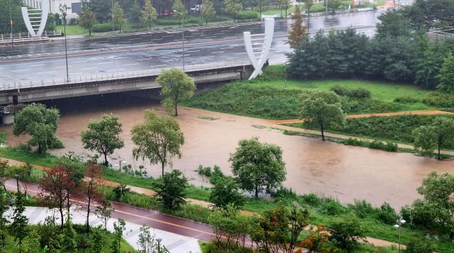 10일 새벽 대전지역에 쏟아진 폭우로 서구·유성구 일대 도안신도시를 관통하는 진잠천 산책로가 물에 잠겼다. 연합뉴스