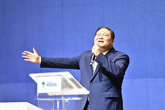 ‘하나님의 시계를 선용하라'를 주제로 설교하는 소강석 목사. 새에덴교회 제공