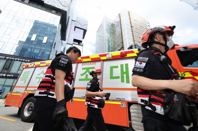 10일 서울 강남역 인근에서 119 특수구조대원 등이 폭우로 휩쓸린 실종자들을 찾는 작업을 위해 이동하고 있다. 연합뉴스