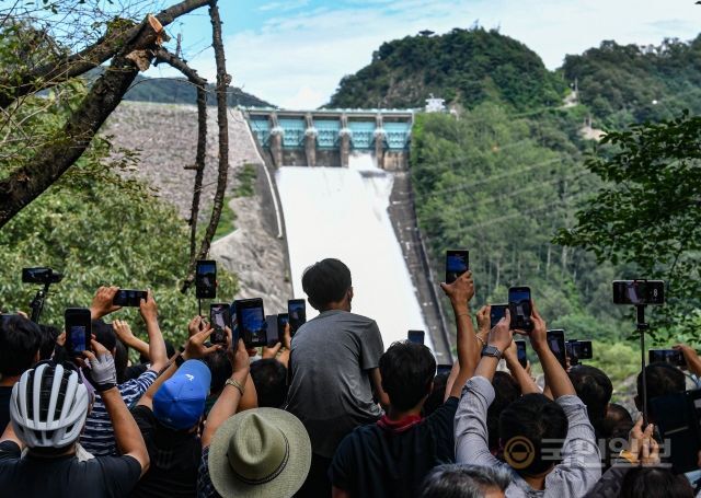 11일 강원도 춘천 소양강댐이 지난 2020년 8월 이후 2년 만에 수문을 개방해 시민들이 기념 촬영을 하고 있다.