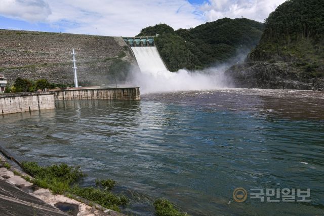 11일 강원도 춘천 소양강댐이 개방해 물을 쏟아내고 있다.