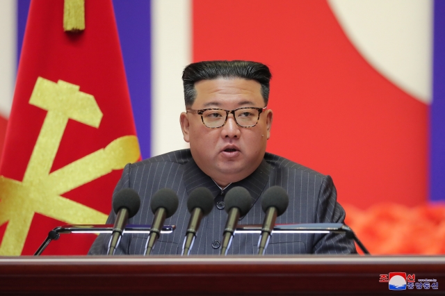 김정은 북한 국무위원장이 전국비상방역총화회의를 주재하고 신종 코로나바이러스 감염증(코로나19) 위기가 완전히 해소됐다고 선언했다. 평양 조선중앙통신/연합뉴스