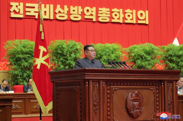 김정은 북한 국무위원장이 10일 전국비상방역총화회의를 주재하고 코로나19 위기가 완전히 해소됐다고 선언했다. 연합뉴스