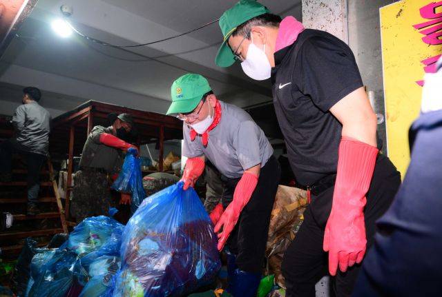 주호영 국민의힘 비상대책위원장과 권성동 원내대표가 11일 오전 서울 동작구 사당동 한 빌딩 지하에서 수해 복구 자원봉사를 하고 있다. 국회사진기자단