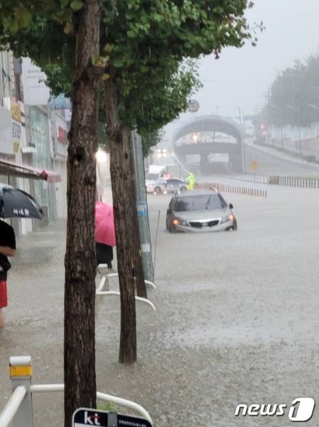전북 군산에 집중호우가 쏟아진 11일 군산 나운동 기업은행 사거리가 빗물에 잠겨 있다. /사진=뉴스1