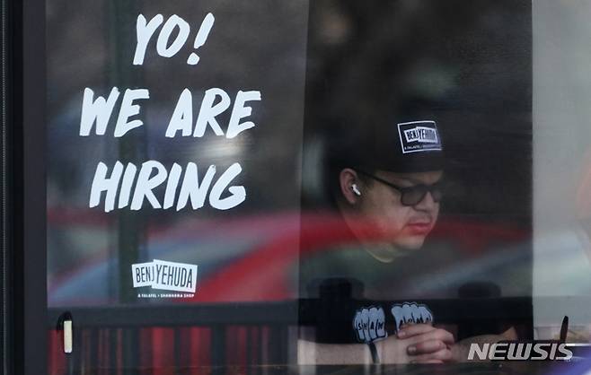 [숌버그=AP/뉴시스]지난 4월1일 일리노이 숌버그 한 매장 앞에 고용 포스터가 붙어 있다. 2022.07.14.