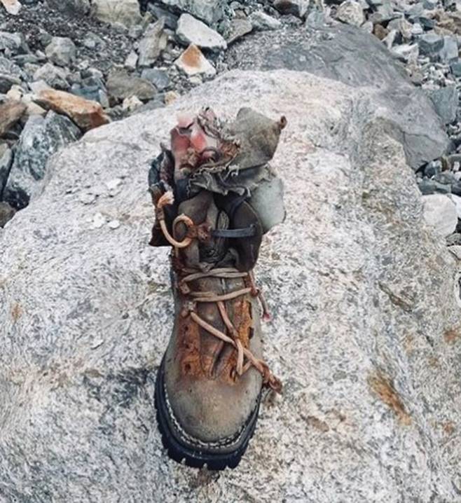 지난 6월 파키스탄 히말라야 낭가 파르밧 서쪽 디아미르벽 근처에서 발견된 귄터 메스너의 등산화 한 쪽.라인홀트 메스너 인스타그램 캡처
