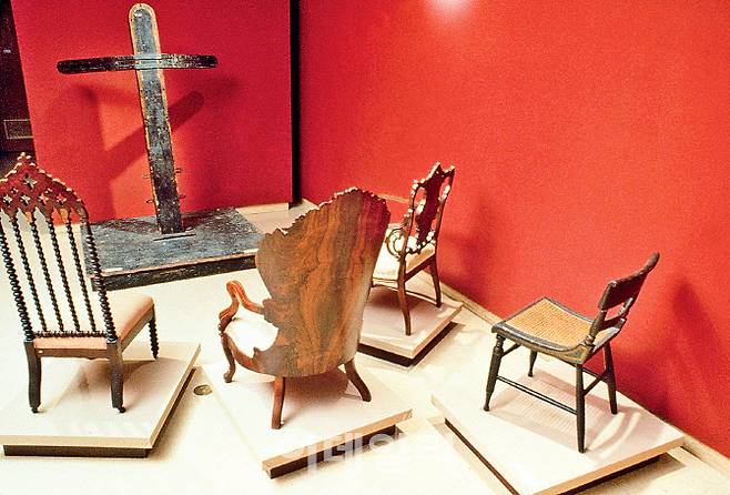 프레드 윌슨이 기획·작업한 전시 ‘미술관 발굴하기’(1992) 중 ‘캐비닛 메이킹’. 고풍스러운 의자와 노예를 채찍질했던 도구를 함께 배치했다. 미국 볼티모어 매릴랜드역사학회 미술관 소장.