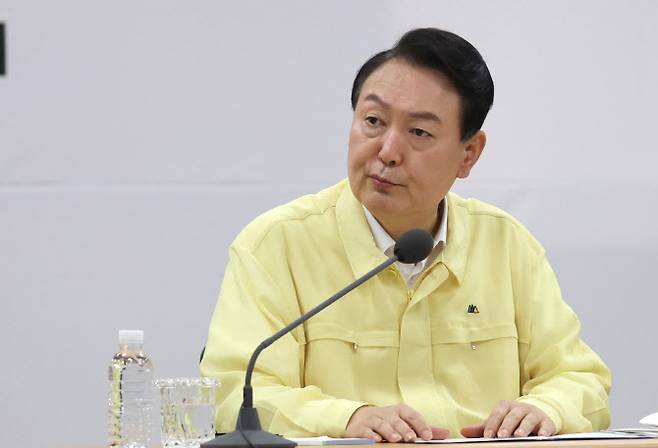 윤석열 대통령이 11일 서울 서초구 양재동 하나로마트 양재점에서 열린 제5차 비상경제민생회의에서 발언하고 있다. (사진 = 연합뉴스)