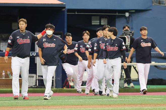 12일 서울 고척스카이돔에서 열린 2022 프로야구 KBO리그 롯데 자이언츠와 키움 히어로즈의 경기. 경기 종료 후 3연전 전승을 거둔 롯데 자이언츠 선수들이 여유롭게 마운드로 나오고 있다.(사진=연합뉴스)