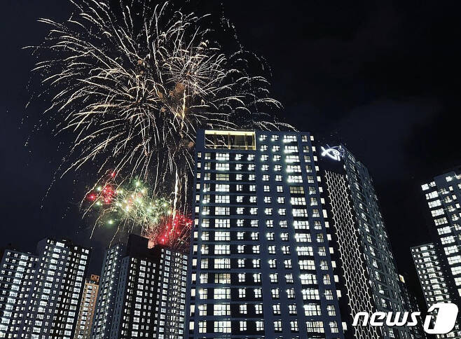 10일 오후 9시쯤 광주 북구 우산동에 신축된 A아파트에서 열린 불꽃놀이 모습. 9월 입주를 앞두고 입주예정자회 주최로 2500여 전 세대의 전등을 켜는 점등식 행사가 열렸다.(SNS 갈무리)/뉴스1 ⓒ News1