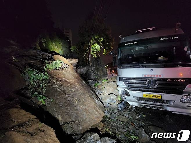 12일 오전 전북 군산시 해망동에서 낙석사고가 발생해 차량 2대가 파손됐다.(군산소방서 제공).2022.8.12./ⓒ News1