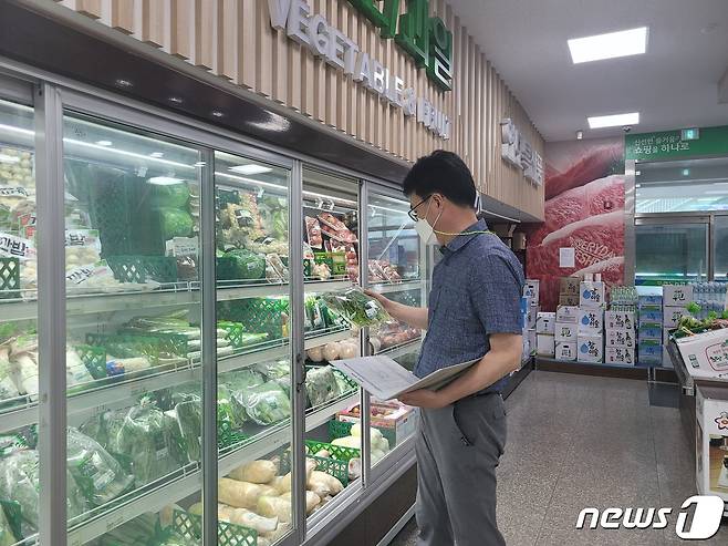 충북농협 경제지원단 관계자가 청주 현도농협 하나로마트에서 식품안전 점검을 하고 있다. (충북농협 제공)ⓒ News1