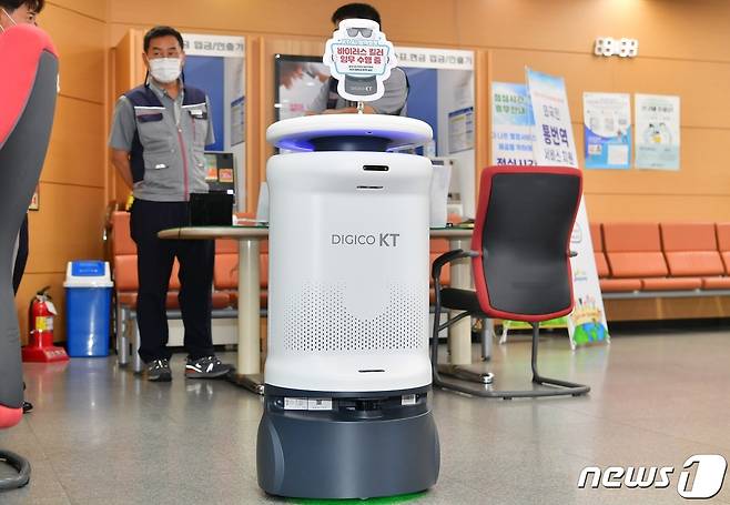 전남 장성군이 군청 민원실에 인공지능(AI) 방역로봇을 설치했다.(장성군 제공) ⓒ News1
