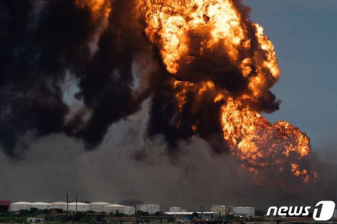 쿠바 마탄사스의 석유저장단지 화재. ⓒ AFP=뉴스1
