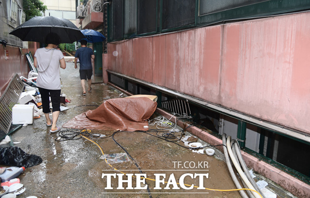 서울 관악구 신림동 반지하 주택에서 간밤에 쏟아진 폭우로 사망 사고가 발생한 가운데 9일 오전 주민들이 사고 현장을 살피고 있다./이새롬 기자