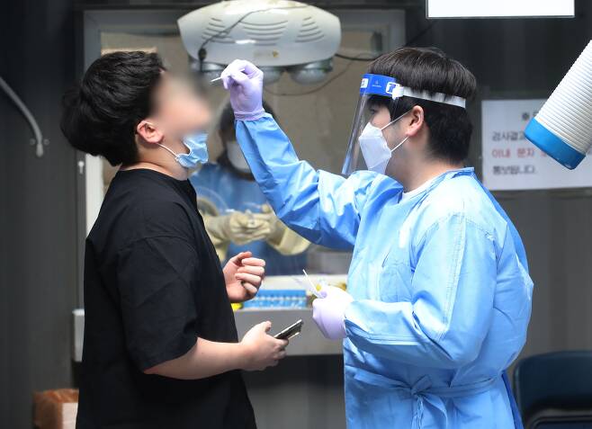 지난 10일 오전 서울 용산구보건소 신종 코로나바이러스 감염증(코로나19) 선별진료소에서 의료진이 검체 검진을 하고 있다. /뉴스1
