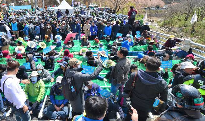 2018년 4월 12일 오후 경북 성주군 소성리에서 사드 기지의 생활 공간 개선을 위한 건설장비, 자재 반입을 막으려는 주민과 경찰이 대치하고 있다. /조선DB
