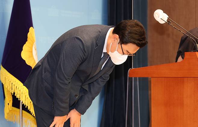 김성원 국민의힘 의원이 12일 서울 여의도 국회 소통관에서 대국민사과 기자회견을 열고 전날 수해 복구 자원봉사 현장에서 한 "솔직히 비 좀 왔으면 좋겠다. 사진 잘 나오게" 발언에 대해 사과하고 있다. /뉴스1