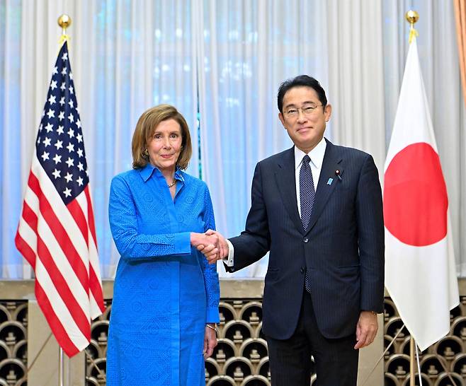 낸시 펠로시 미국 하원의장이 지난 5일 일본 도쿄 총리관저에서 기시다 후미오 일본 총리와 조찬 회담에 앞서 기념사진을 촬영하고 있다. /EPA 연합뉴스