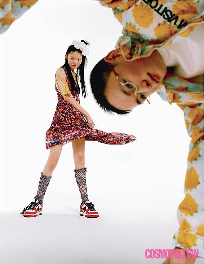 (지우)드레스 1백39만원 이자벨 마랑 에뚜왈. 티셔츠 16만8천원, 스크런치 7만8천원 모두 잉크. 반지 모두 가격미정 구슬파세라. 니삭스 가격미정 콕스피핀. 스니커즈 75만원 오프화이트. (성우)재킷 43만7천원 더뮤지엄비지터. 티셔츠 33만원 겐조. 안경 본인 소장품.