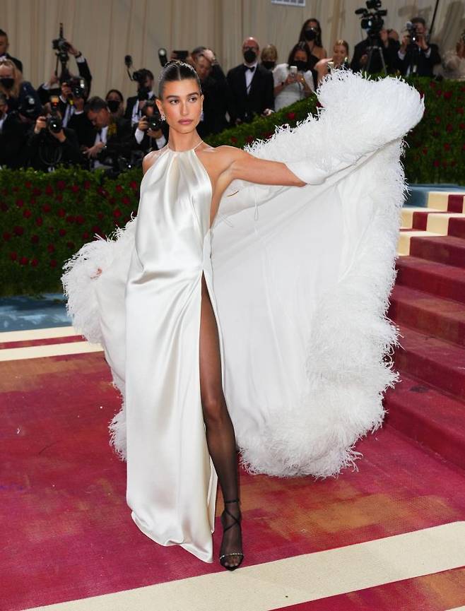 NEW YORK, NEW YORK - MAY 02: Hailey Baldwin Bieber attends The 2022 Met Gala Celebrating ″In America: An Anthology of Fashion″ at The Metropolitan Museum of Art on May 2, 2022 in New York City. (Photo by Gotham/Getty Images)