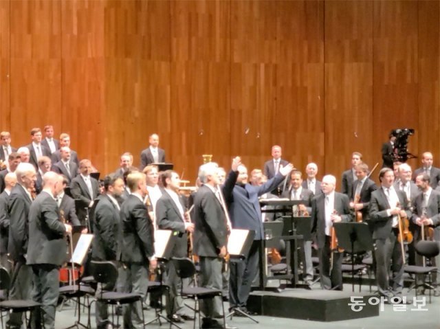 8일 같은 장소에서 빈 필하모닉 오케스트라와 지휘자 안드리스 넬손스가 말러 
교향곡 5번을 연주한 뒤 환호에 답하는 모습. 잘츠부르크=유윤종 기자 gustav@donga.com