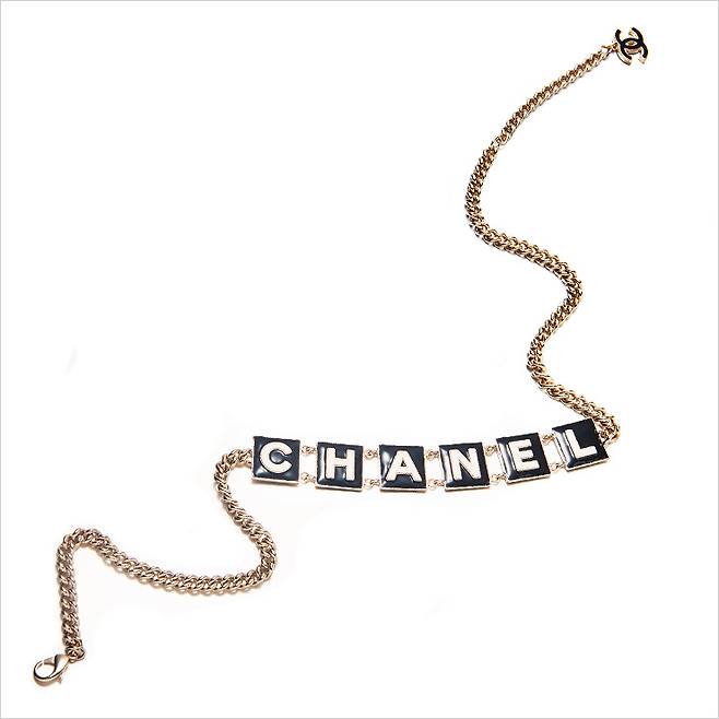 빈티지 느낌의 로고 체인 벨트는 가격 미정, Chanel.