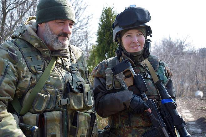 우크라이나군의 저격수로 전쟁터에서 싸우고 있는 올레나 빌로제르스카와 그의 남편. ㅁ 제공