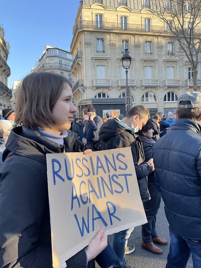 영국 오케스트라에서 활동하는 러시아 출신 바이올리니스트 안나 오브샤니코바의 여동생이 파리에서 반전시위에 참여하고 있다. ㅁ 제공