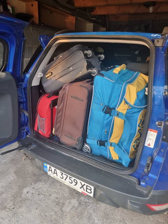 우크라이나 키이우에서 탈출한 체조선수 출신 리디아 비노그라드나가 가족, 친구와 부다페스트로 향하는 자동차에 실은 네개의 가방. 리디아는 난민 자격으로 부다페스트, 파리를 거쳐 런던에 도착했다. ㅁ 제공