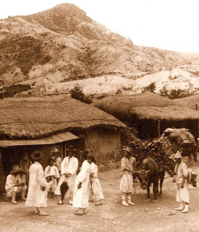 영국인 허버트 폰팅이 1903년께 찍은 서울 근교의 모습. 뒤쪽에 민둥산의 모습이 보인다.
