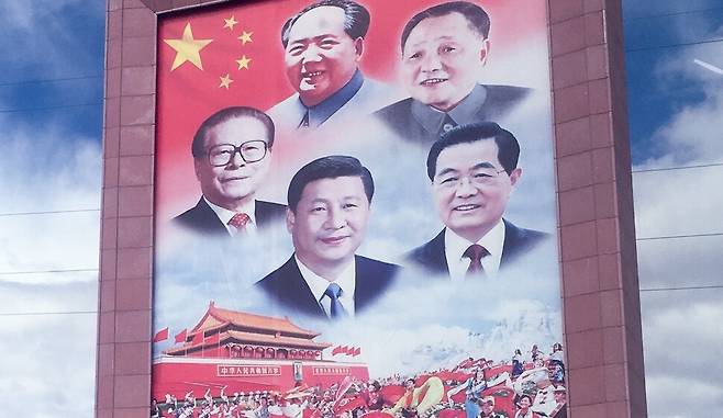 지난 2017년 중국 티베트 자치구 선포 50주년을 맞아 티베트 성도 라싸 시내에 역대 중국 공산당 지도자들의 얼굴이 실린 그림이 걸린 모습. 게티이미지뱅크