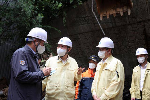 10일 윤석열 대통령이 수해로 옹벽이 무너진 서울 동작구 극동아파트 피해현장을 살펴보고 있다. 대통령실 제공