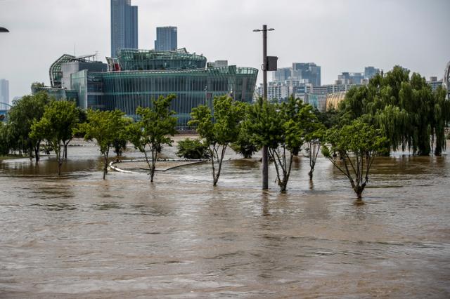집중호우로 인한 한강 수위 상승으로 11일 오후 서울 서초구 반포한강공원이 침수돼 있다. 뉴시스