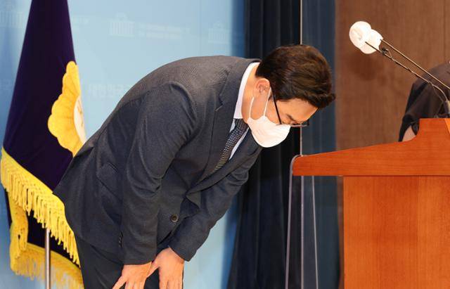 국민의힘 김성원 의원이 12일 서울 여의도 국회 소통관에서 대국민사과 기자회견을 열고 전날 수해 복구 자원봉사 현장에서 한 "솔직히 비 좀 왔으면 좋겠다. 사진 잘 나오게" 발언에 대해 사과하고 있다. 오대근 기자