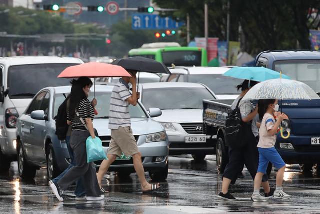 11일 오후 대구지역에 비가 내리는 가운데 수성구 달구벌대로에서 우산을 쓴 시민들이 발걸음을 재촉하고 있다. 뉴스1